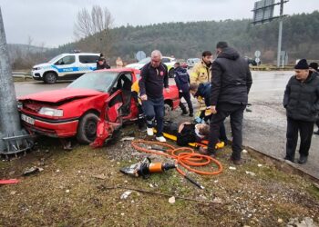 Bursa'da iki otomobil kafa kafaya çarpıştı: 1’i ağır, 3 yaralı