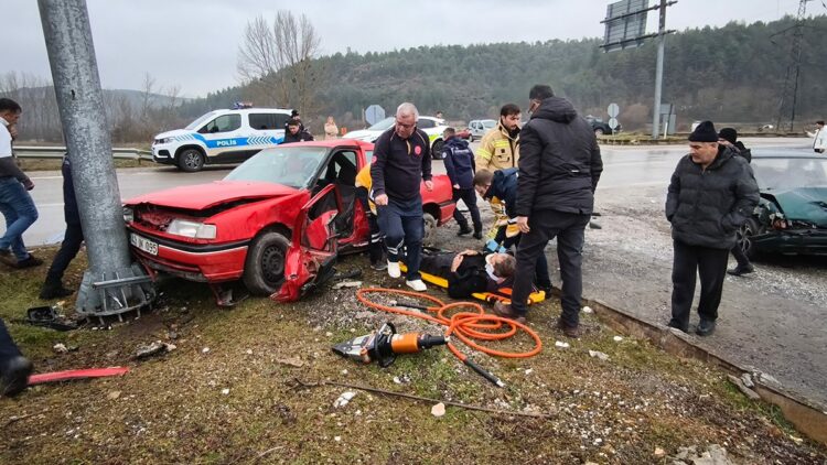 Bursa'da iki otomobil kafa kafaya çarpıştı: 1’i ağır, 3 yaralı
