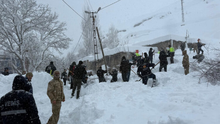 Çatak'ta çığ düşen evde yaralanan kadın öldü; 20 ev tahliye edildi