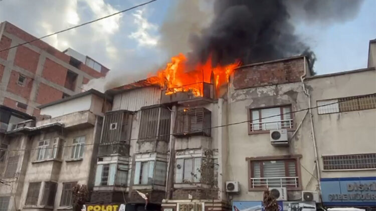 Çatı katında yangın; 150 güvercin öldü