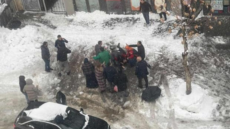 Bingöl'de çatıdan üzerine kar kütlesi düşen kadın öldü