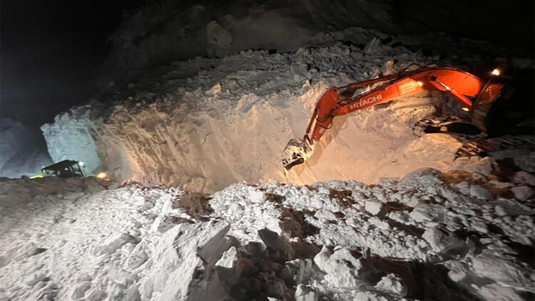 İş makinelerinin boyunu aşan kar kütleleriyle zorlu şartlarda çalışma