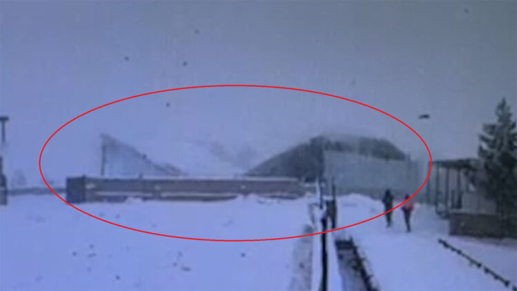 Diyarbakır'da 12 çırçır fabrikası ile bir ahırın çatısı çöktü