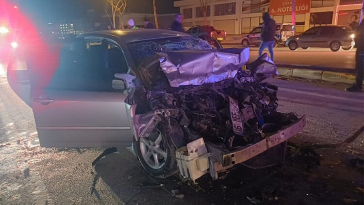 Çorum'da çekiciye arkadan çarpan otomobilin sürücüsü yaralandı