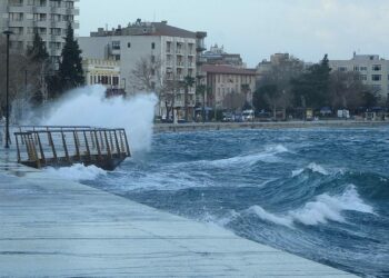 Çanakkale'de lodos fırtınası deniz ulaşımını olumsuz etkiliyor