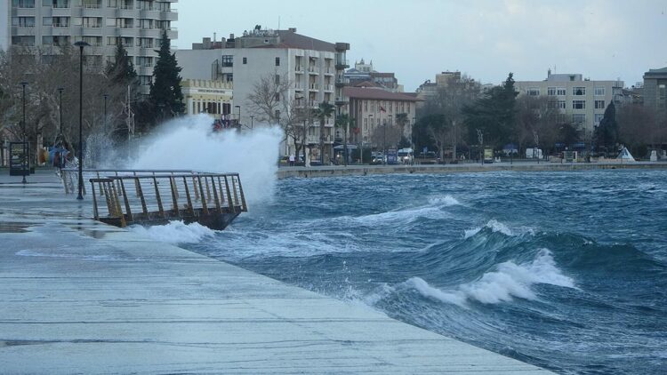 Çanakkale'de lodos fırtınası deniz ulaşımını olumsuz etkiliyor