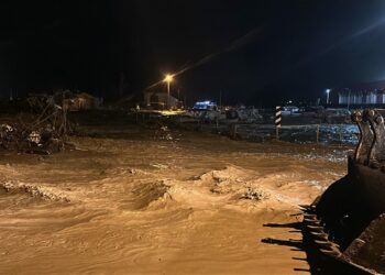 Çanakkale'de sağanak; Kepez Çayı taştı