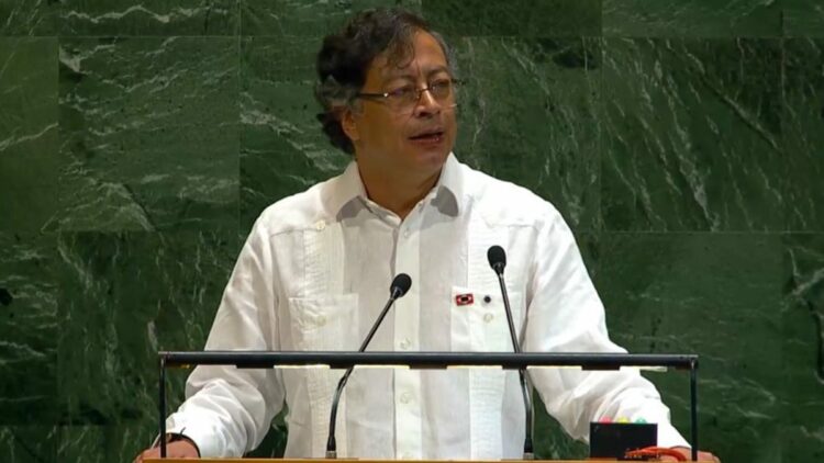 Caracas'a füzelerle bombardıman yapılıyor