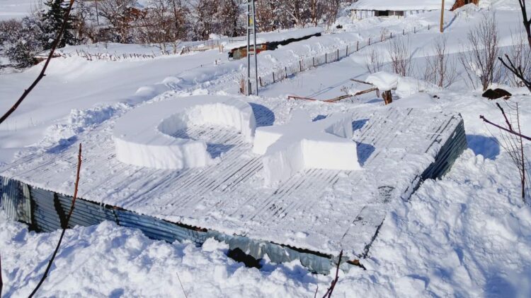 Çatıdaki karla ay- yıldız figürü yapıp bayrağa saldırıya tepki gösterdi