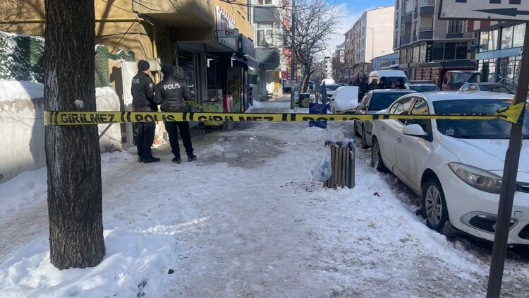 Çatıdan buz sarkıtı düştü; 1 yaralı