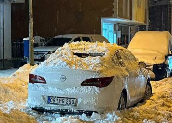 Çatıdan düşen kar kütlesi, park halindeki otomobile zarar verdi