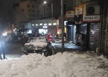 Çatıdan kopan kar kütlesini son anda fark edip kaçtılar