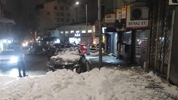 Çatıdan kopan kar kütlesini son anda fark edip kaçtılar