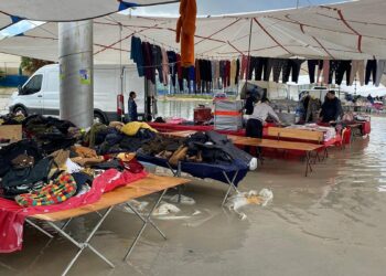 Çeşme'de sağanak etkili oldu; pazar yeri ve mezarlık su altında kaldı