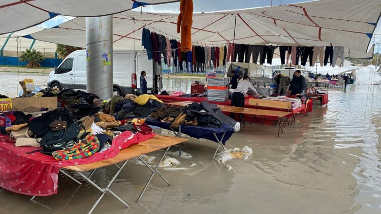 Çeşme'de sağanak etkili oldu; pazar yeri ve mezarlık su altında kaldı