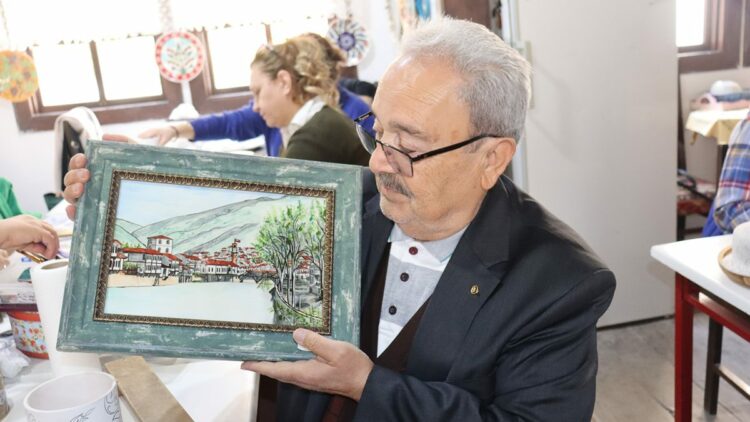 Çini kursunun tek erkek kursiyeri