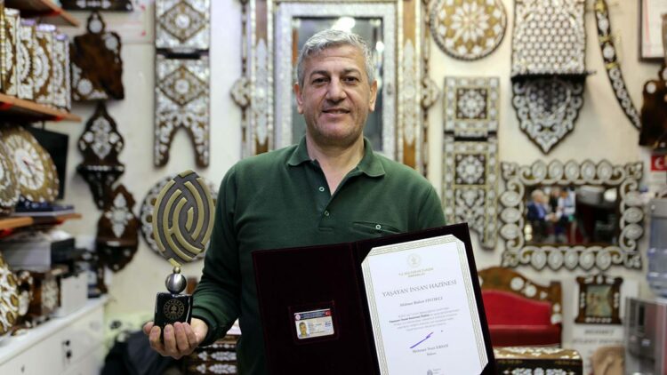 Çırak olarak başladığı mesleğinde ‘Yaşayan İnsan Hazineleri Ödülü’ne layık görüldü