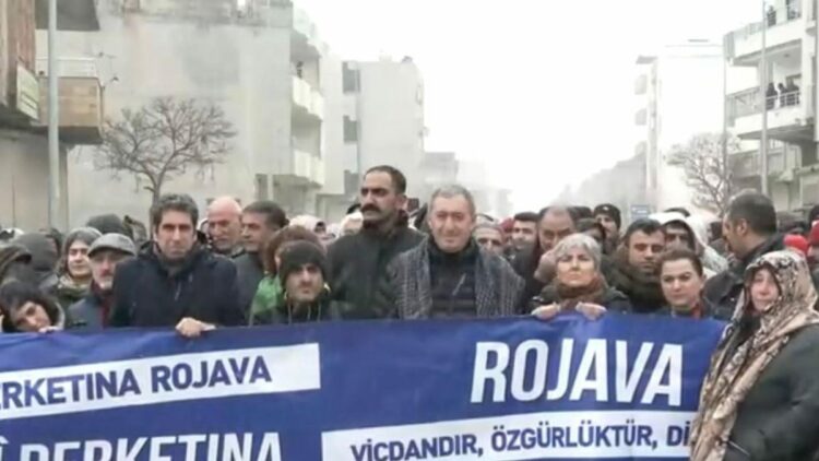 DEM Parti'li Bakırhan Suruç'taki yürüyüşte; Polise taş atıldı!