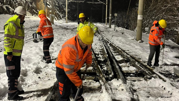 Demir yollarında yoğun kar mesaisi