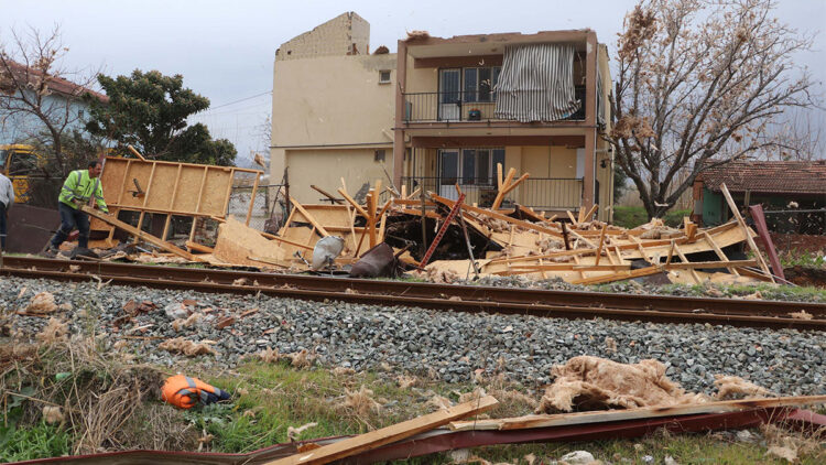 Denizli'de kuvvetli fırtına; çatılar uçtu, ağaçlar devrildi