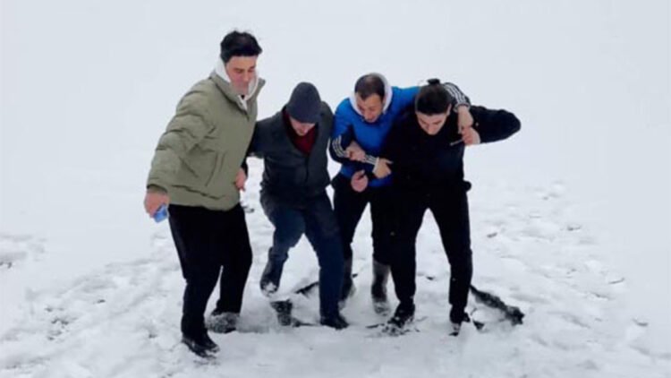 Derenin üzerinde zıplarken buz kırılınca suya düştüler