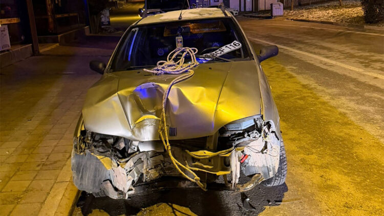 Enerji nakil hattı direğine çarpan otomobilin sürücüsü yaralandı