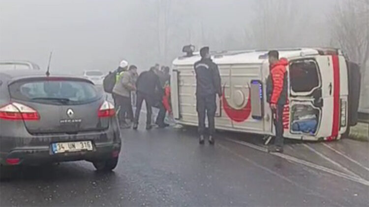 Düzce'de ambulans devrildi; 2 yaralı