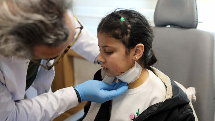 Darbedilip boğazından bıçaklanan Hüda'yı atkısı kurtarmış