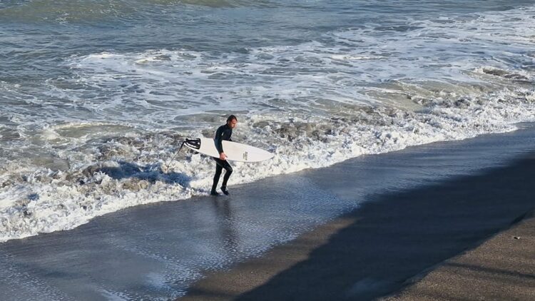 Denizde sörf yapanları görüp, 'boğulma' ihbarı verdiler