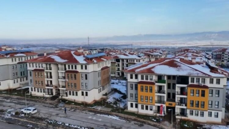 Depremin vurduğu İslahiye'de hak sahipleri konutlarına taşındı