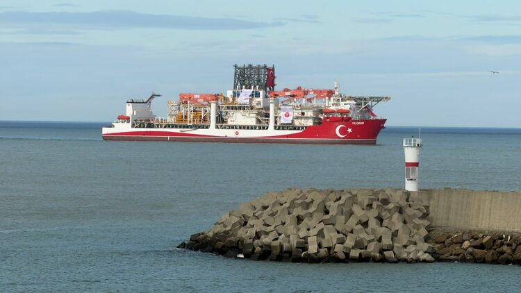 Derin deniz sondaj gemisi 'Yıldırım', Filyos Limanı'na ulaştı
