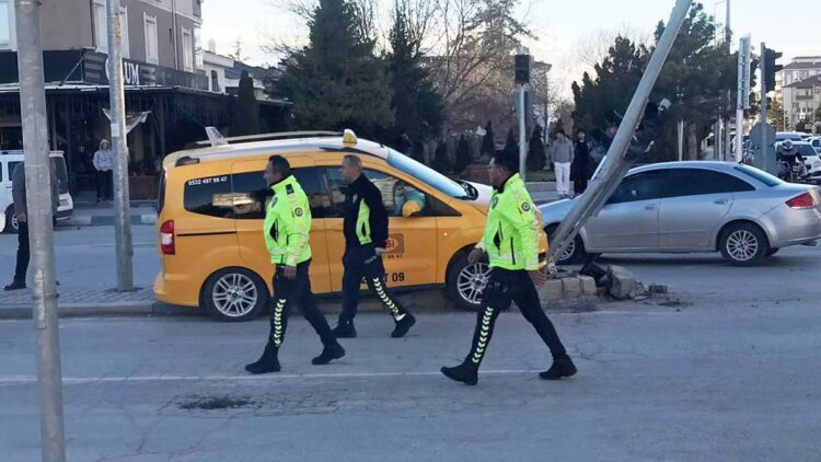 Direksiyonda kalp krizi geçirip, kaza yapan taksi şoförü öldü