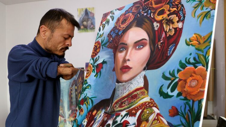 Dirsekleriyle çizdiği resimlerle hayata tutundu, siparişlere yetişemiyor