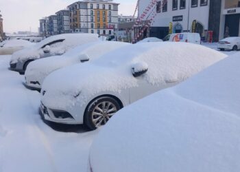 Diyarbakır'da kar yağışı etkili oldu; uçuşlar iptal edildi