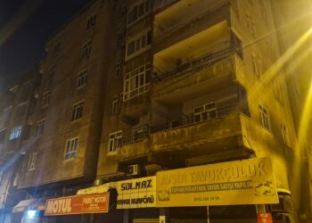 Diyarbakır'da kolonlardan 1'i çatlayan 5 katlı 2 bitişik bina tahliye edildi