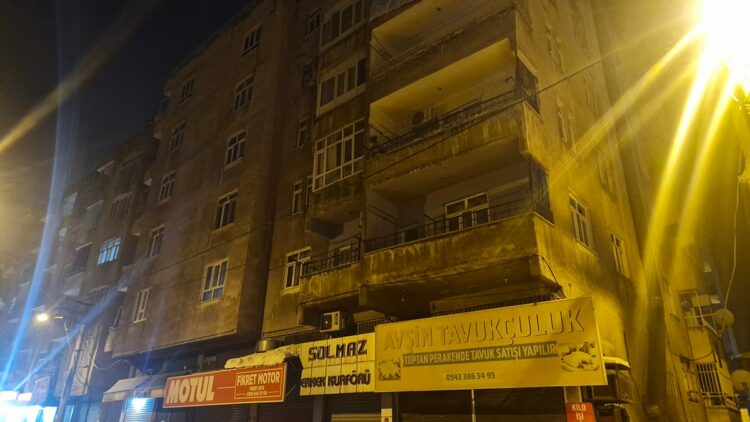 Diyarbakır'da kolonlardan 1'i çatlayan 5 katlı 2 bitişik bina tahliye edildi