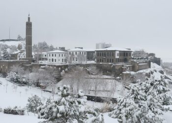 Diyarbakır'da tarihi mekanlar da beyaza büründü