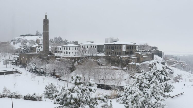 Diyarbakır'da tarihi mekanlar da beyaza büründü