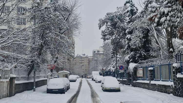 Diyarbakır'da yoğun kar yağışı; bazı uçak seferleri iptal edildi