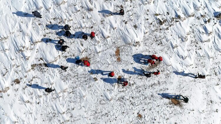 Doğaya yem bırakıp karda rafting yaptılar