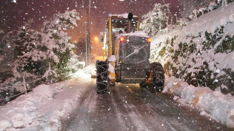 Doğu Karadeniz'de kar esareti; 1330 yerleşim yerinin yolu kapandı