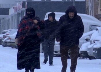 Doğu kar altında; bin 561 yerleşim biriminin yolu kapandı
