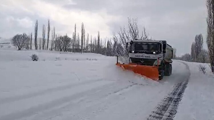 Doğu'da 2 bin 851 yerleşim biriminin yolu kapandı