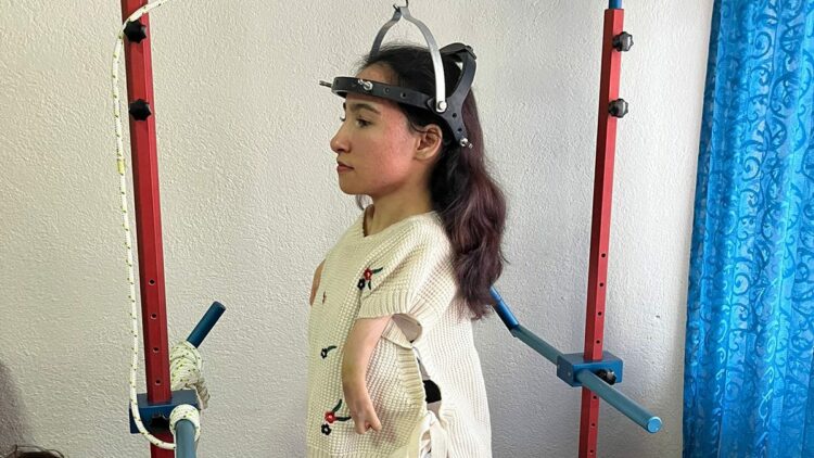 Doğuştan elleri gelişmeyen Kader, hayata ayakları ile tutunuyor