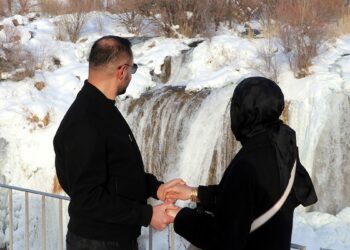 Donan Muradiye Şelalesi’ne ziyaretçi ilgisi