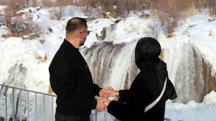 Donan Muradiye Şelalesi’ne ziyaretçi ilgisi