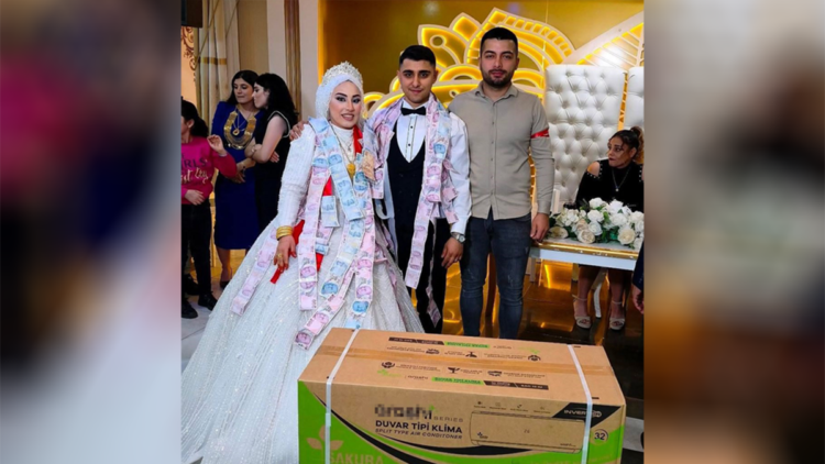 Düğünde gelin ve damada takı yerine klima hediye etti