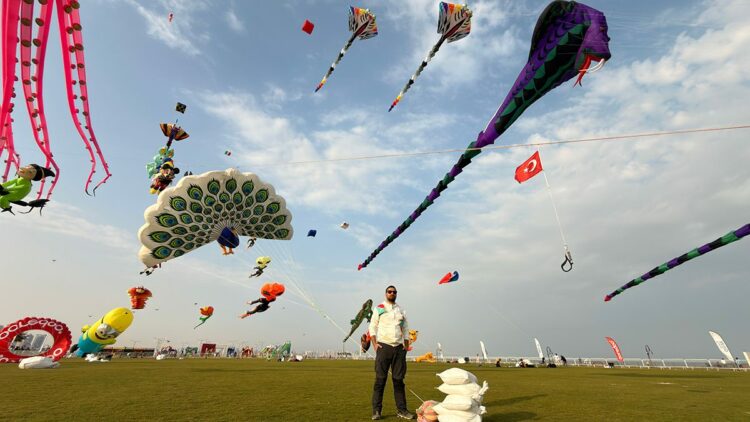Dünya birincisi tavus kuşu uçurtmasını Katar semalarında uçurdu