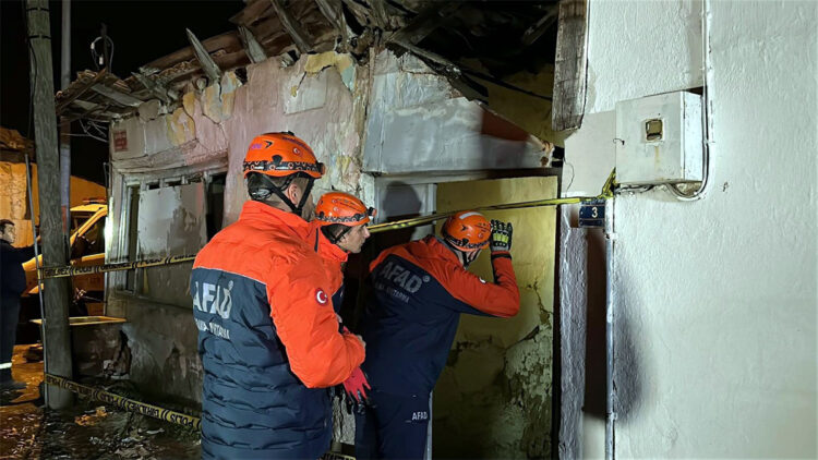 Edirne'de metruk binanın çatısı çöktü; yandaki ev tahliye edildi