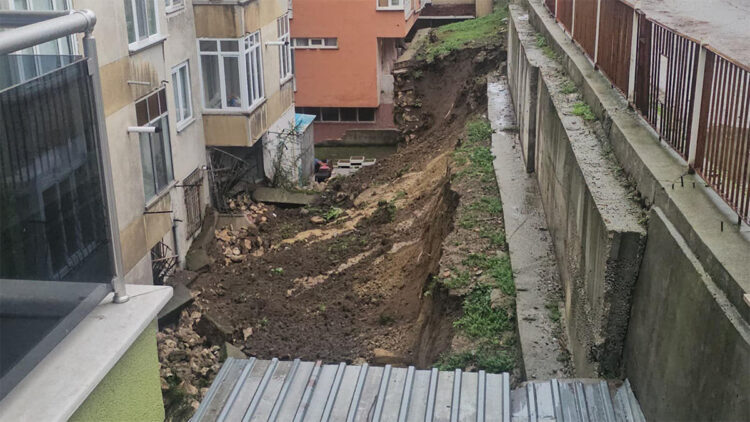 Edirne'de sağanak yağış; istinat duvarı yıkıldı